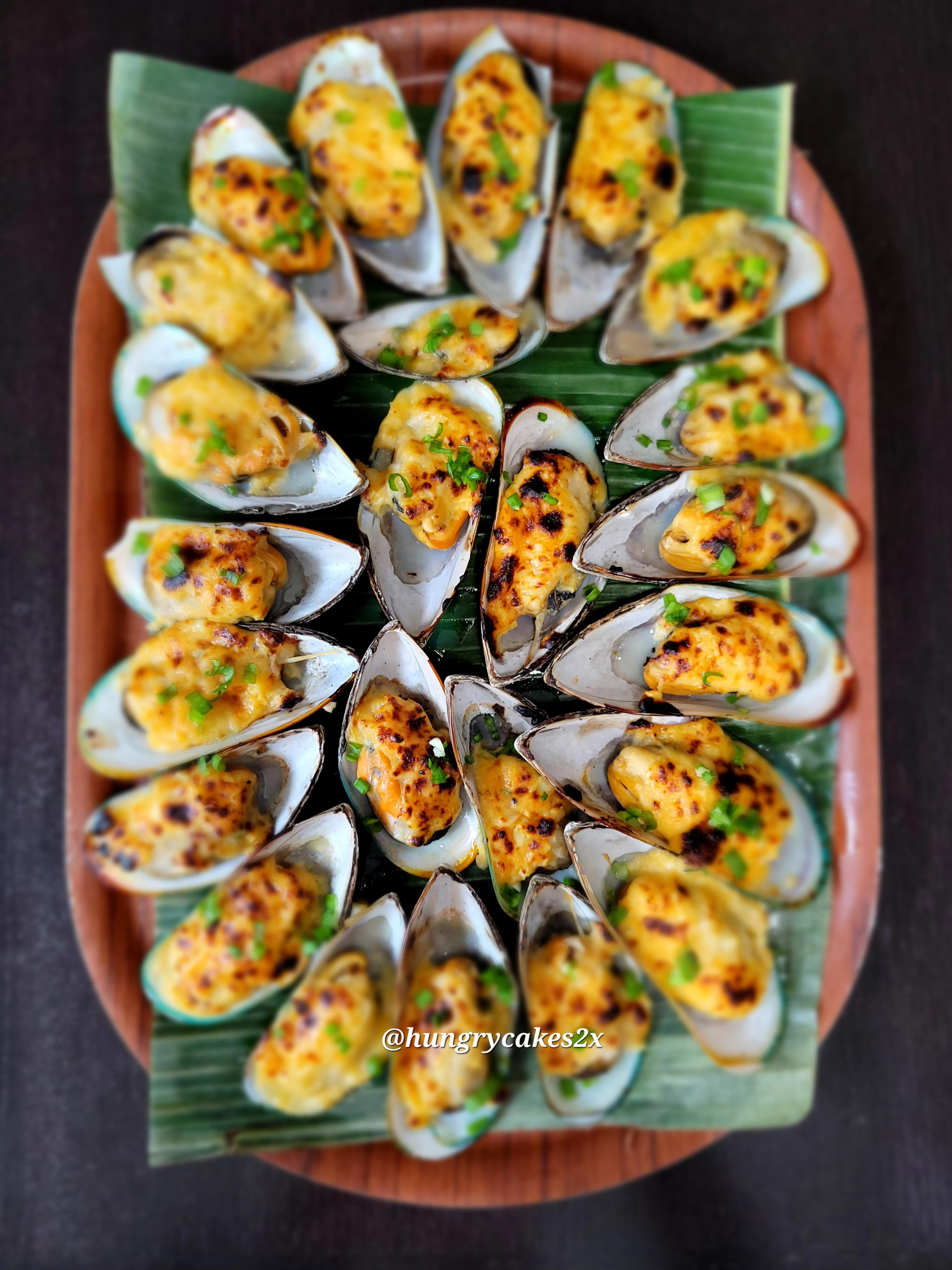 BAKED CHEESY MUSSELS