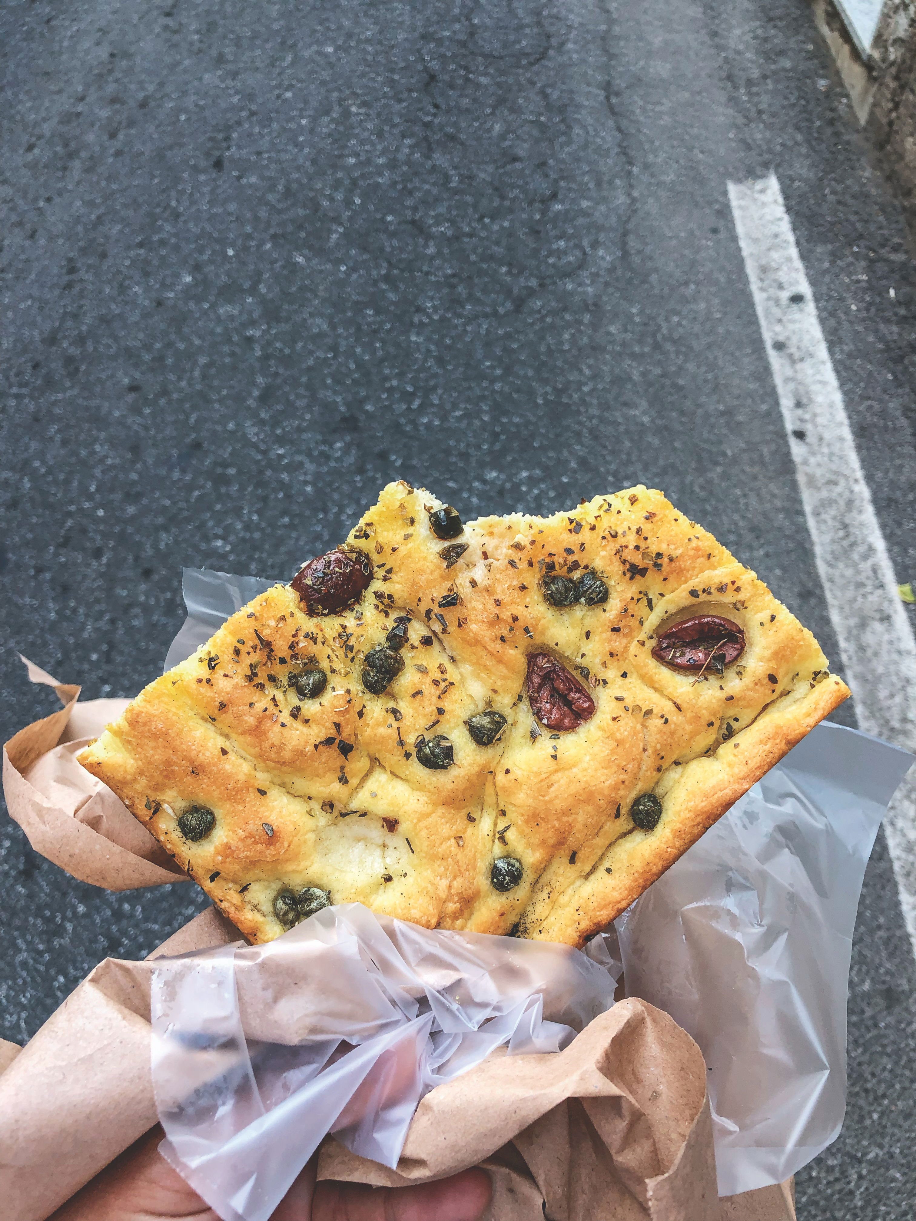 Focaccia con Capperi e Olive